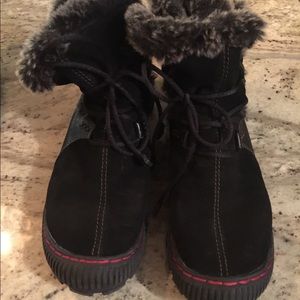 Women’s size 8 suede Earth Boots. Worn 2 times